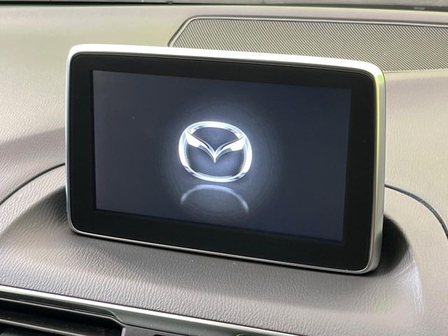 【マツダコネクトナビ】車内の雰囲気にマッチした一体型タイプのナビ。各種車輌設定やBluetooth再生等、様々な機能が楽しめます。直感的なダイヤル操作が可能で、使い勝手も良好です。