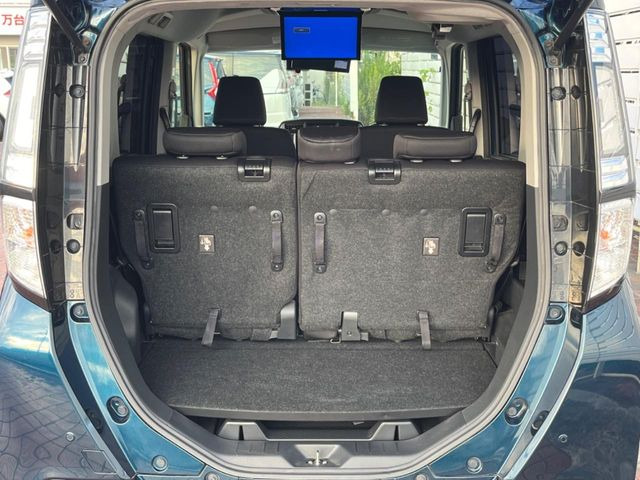 ���i�̂���������ʋ΁A���}���ɏ\���ȉ׎��X�y�[�X���m�ۂ��Ă���܂��B�Z�J���h�V�[�g��|���ƁA�傫�ȉו��̐ύڂ��\�ł���