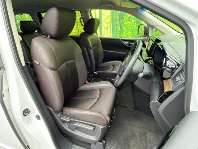 【ハーフレザーシート】高級感と座り心地を両立した人気のシート♪背面・座面のファブリック素材は、通気性の良さや滑りにくさに優れています。気温や服装に左右されず快適にお乗りいただけます。