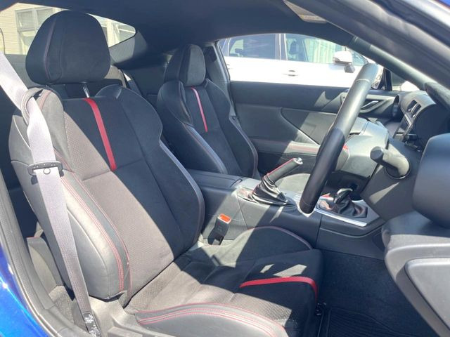 【ハーフレザーシート】高級感と座り心地を両立した人気のシート♪背面・座面のファブリック素材は、通気性の良さや滑りにくさに優れています。気温や服装に左右されず快適にお乗りいただけます。