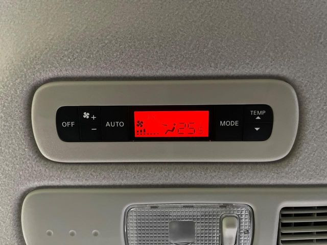 【リアオートエアコン】広い後部座席には必須の機能!風量や温度を自動で調整し前席と同様な車内環境にしてくれるリアオートエアコンを装備。夏の暑さも冬の寒さもストレスなく快適にお過ごしいただけます♪