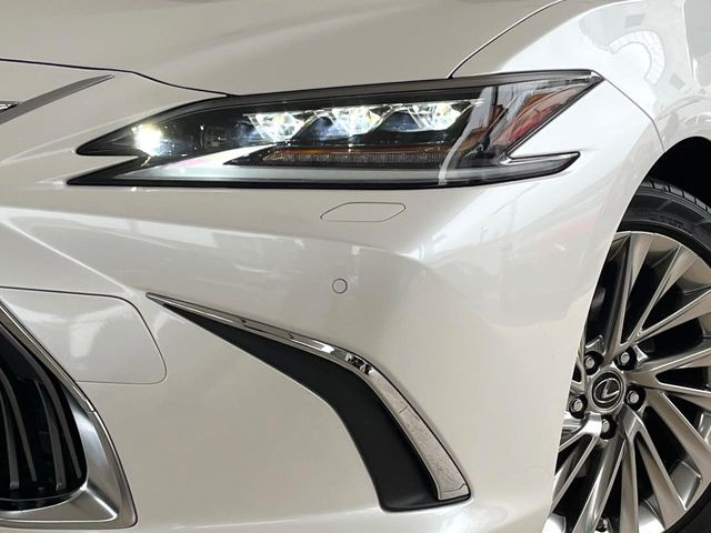 【三眼LEDヘッドライト】スタイリッシュな見た目の三眼LEDヘッドライトを装備♪スタイルだけでなく、夜間の走行も視界良好で安心してお乗りいただけます。