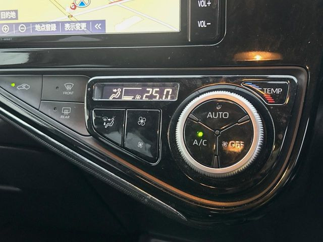 【オートエアコン】一度お好みの温度に設定すれば、車内の温度を検知し風量や温度を自動で調整。暑い…寒い…と何度もスイッチ操作をする必要はありません。快適な車内空間には必須の機能ですね♪
