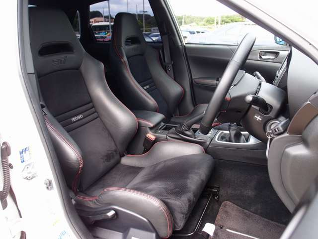 STI専用RECAROハーフレザーシート装着。切れや目立つような擦れ等も無く新車卸したてのような状態となります。ご希望に応じてBRIDE製などのバケットシートに変更も可能です。お気軽にご相談下さい