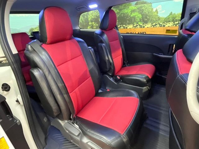 後部座席も気になるようなキズ・汚れやへたり等、大きなダメージはなく、良好な状態です。