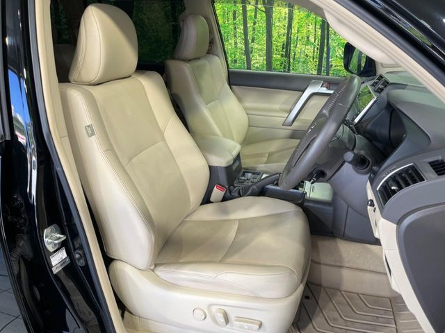 【シートベンチレーション】夏場は涼しい風でお尻や背中の熱やムレを防ぎ、冬はエアコンよりも早く温まってポカポカに!季節を問わず快適に過ごせます。