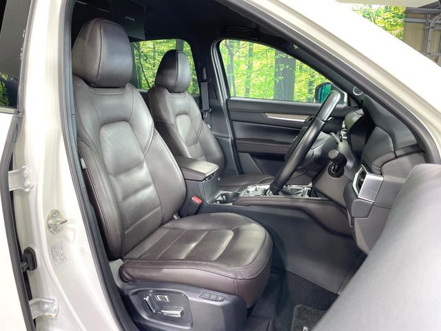 【黒革シート】上質な本革を使用し、高級感あふれる黒革シート。常に体に触れる部分だから、座り心地の良さにはこだわりたいですね♪汚れの付着や劣化を抑制する内装コーティング施工もおススメですよ♪