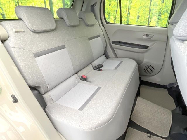 後部座席も気になるようなキズ・汚れやへたり等、大きなダメージはなく、良好な状態です。