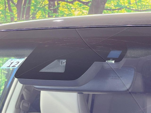 【プリクラッシュセーフティ】前方の車両等を検知し、衝突しそうな時は警報で注意を促し、ブレーキを踏む力をサポート。ブレーキを踏めなかった場合は衝突被害軽減ブレーキが作動、衝突回避をサポートします。