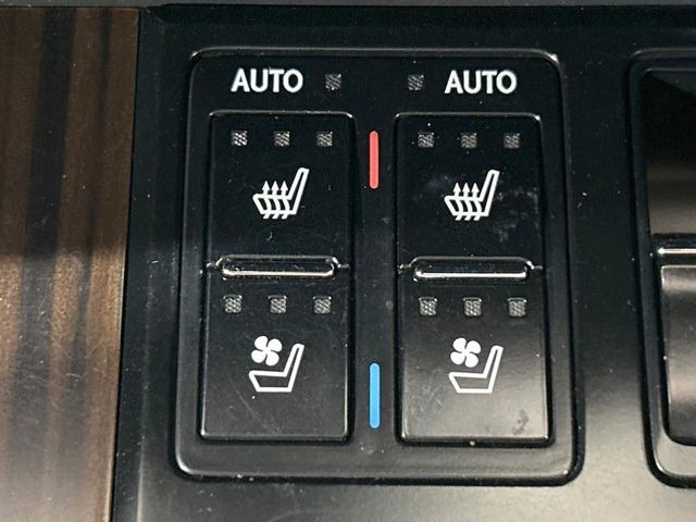 【シートベンチレーション】夏場は涼しい風でお尻や背中の熱やムレを防ぎ、冬はエアコンよりも早く温まってポカポカに!レザーシートにうれしい装備で、季節を問わず快適に過ごせます。