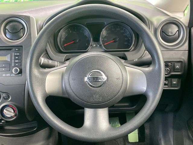 �C���e���A�ɍ��킹���f�U�C���̃X�e�A�����O�́A�^�]�������̂��Ƃ��l���A�^�]���₷���`��A�傫���ł��B�����x�A���ۂɐG���Ă��m���߂��������B