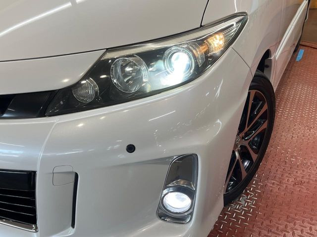 【HIDヘッドライト】非常に明るく前方を照らしてくれるので、悪天候や夜間の走行時も視界良好で安心してお乗りいただけます。