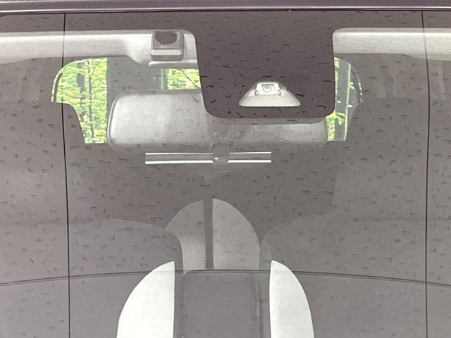 【スマートアシスト】走行中に前方の車両等を認識し、衝突しそうな時は警報とブレーキで衝突回避と被害軽減をアシスト。より安全にドライブをお楽しみいただけます。