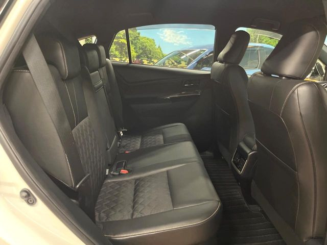 広々とした2列目シートは居住性が高く、居心地も快適!友達や家族とのお出かけにぴったりです。ベビーシートやチャイルドシート使用時も快適にお過ごしいただける十分な空間を確保しています。