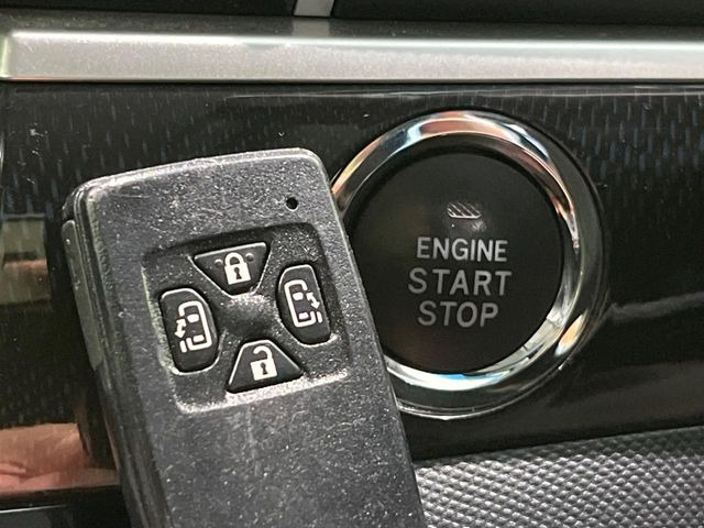 【スマートキー】カバンやポケットに入れたままでもドアの施錠・解錠が可能なスマートキーを装備。エンジンのオン・オフ時もカギを取り出す必要が無いからとっても便利です♪