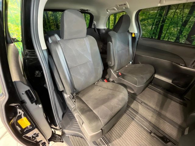 後部座席も気になるようなキズ・汚れやへたり等、大きなダメージはなく、良好な状態です。