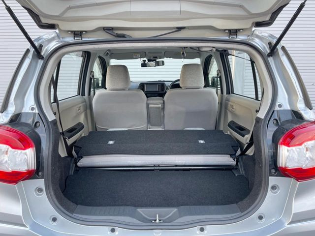 積み下ろしのしやすいデッキにはたっぷりと荷物を積み込んでいただけます。遊びから仕事まで、様々なシーンで頼れます♪