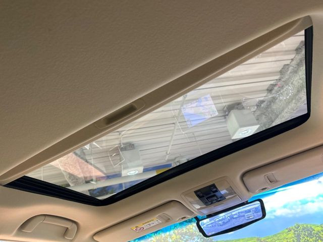 【サンルーフ】開放感たっぷりの希少装備、サンルーフが装着されています!車内に明かりを取り入れたり景色を楽しむ以外にも、車内の空気も簡単に換気できて快適です!
