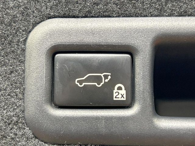 【パワーバックドア】スマートキーや運転席のボタンを押すだけでリアゲートが自動で開閉します!荷物を持っている時や、高い位置にあるバックドアを閉める際に便利な機能です♪