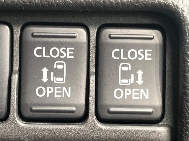 【両側パワースライドドア】スマートキーや運転席のスイッチで後席両側スライドドアの開閉が可能♪電動だから力を入れてドアを開ける必要が無く、小さなお子様でも簡単に開け閉めでき快適です♪