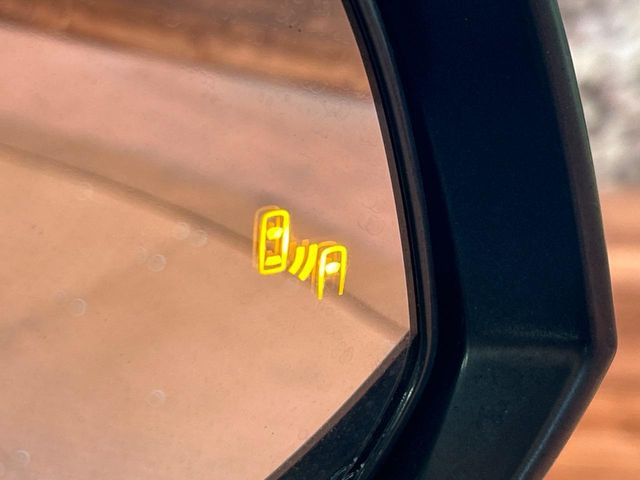 【ブラインドスポットモニター】走行中、ドアミラーの死角になりやすい箇所に後続車が接近するとサイドミラーのレンズに警告を表示!ドライバーに注意喚起をしてくれます。