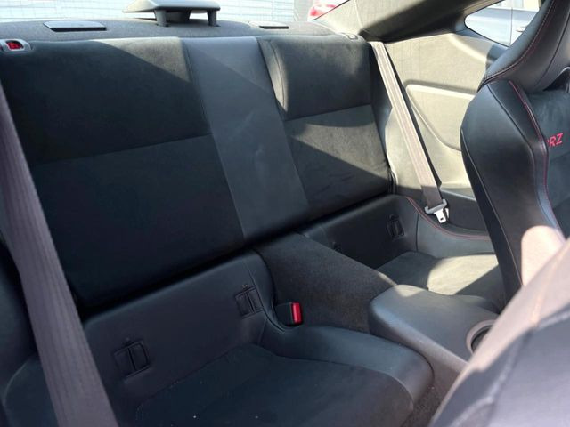 後部座席も気になるようなキズ・汚れやへたり等、大きなダメージはなく、良好な状態です。