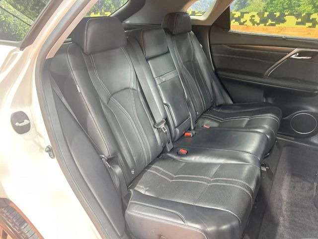 広々とした2列目シートは居住性が高く、居心地も快適!友達や家族とのお出かけにぴったりです。ベビーシートやチャイルドシート使用時も快適にお過ごしいただける十分な空間を確保しています。