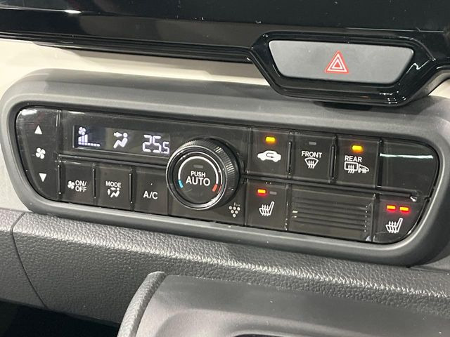 【シートヒーター】寒い日に重宝するシートヒーター!エアコンより早く温まってくれるので寒がりの人も安心ですね♪エアコンの温風は乾燥するから苦手、という方にもをおすすめです。