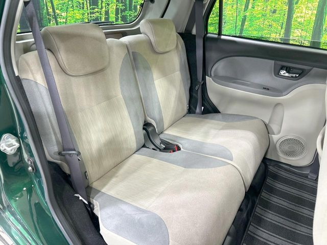 後部座席も気になるようなキズ・汚れやへたり等、大きなダメージはなく、良好な状態です。