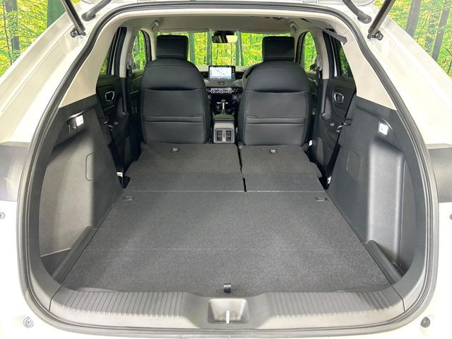 ���i�̂���������ʋ΁A���}���ɏ\���ȉ׎��X�y�[�X���m�ۂ��Ă���܂��B�Z�J���h�V�[�g��|���ƁA�傫�ȉו��̐ύڂ��\�ł���