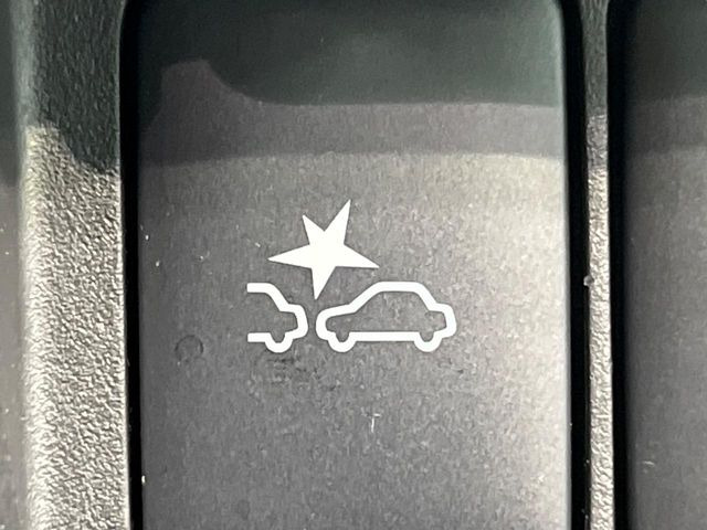 【エマージェンシーブレーキ】走行中に前方の車両等を認識し、衝突しそうな時は警報とブレーキで衝突回避と被害軽減をアシスト。より安全にドライブをお楽しみいただけます。