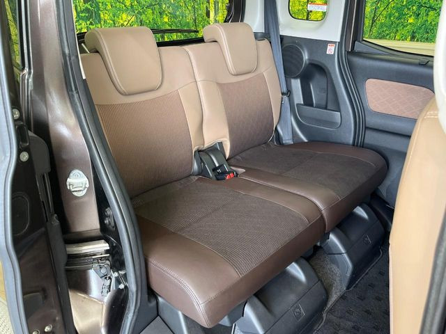 広々とした2列目シートは居住性が高く、居心地も快適!友達や家族とのお出かけにぴったりです。ベビーシートやチャイルドシート使用時も快適にお過ごしいただける十分な空間を確保しています。