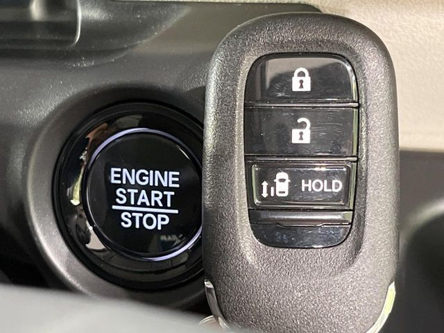 【Hondaスマートキー】カバンやポケットに入れたままでもドアの施錠・解錠が可能なスマートキーを装備。エンジンのオン・オフ時もカギを取り出す必要が無いからとっても便利です♪