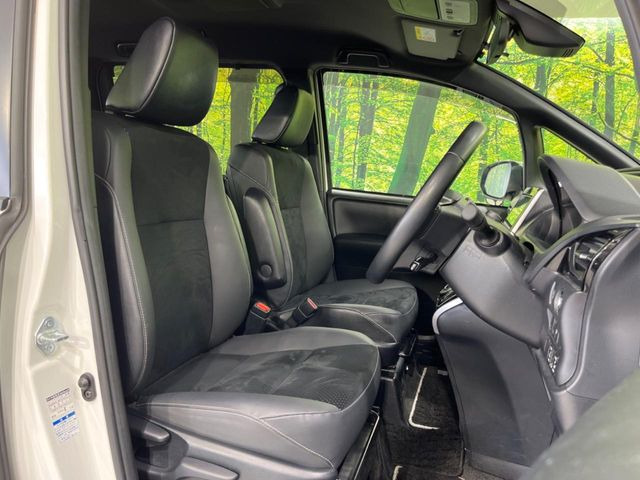 【ハーフレザーシート】高級感と座り心地を両立した人気のシート♪背面・座面のファブリック素材は、通気性の良さや滑りにくさに優れています。気温や服装に左右されず快適にお乗りいただけます。