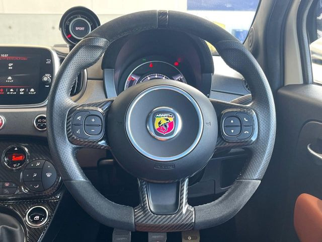 ���}���`�t�@���N�V�����X�e�A�����O:�n���h���̍��E�̃{�^���ŃI�[�f�B�I�̑I���≹�ʂ̒��߂��\�ł��B�n���h�����������������ł���̂ň��S�ł��ˁ�