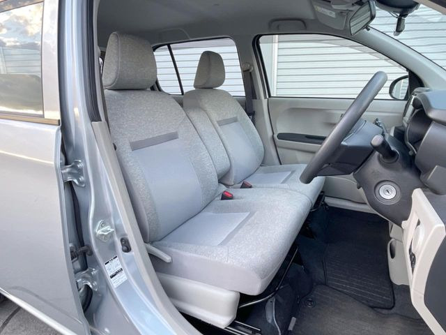 運転席まわりには十分なスペースがあり、大柄な方でもゆったり運転していただける環境です。