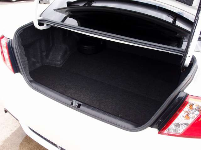 弊社はドアのヒンジ部分/各種内張り/フロアマットなど、細かな所も綺麗にクリーニング致します。新車おろしたてのような輝きある車両をお客様にご納車させて頂きます。ご遠方のお客様もご安心してご検討下さいませ