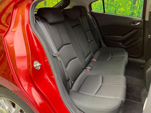 後部座席も気になるようなキズ・汚れやへたり等、大きなダメージはなく、良好な状態です。