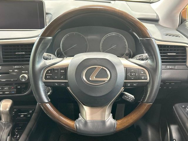 【ウッドコンビステアリング】高級感ある木目調パーツを採用した手に良く馴染むコンビハンドル。運転席廻りの雰囲気も一気に豪華になります!