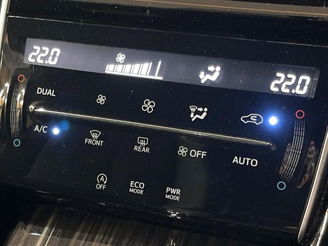 【左右独立型フルオートエアコン】運転席と助手席でそれぞれお好みの温度に設定可能。同乗者にも配慮した、快適な空調をお届け致します。