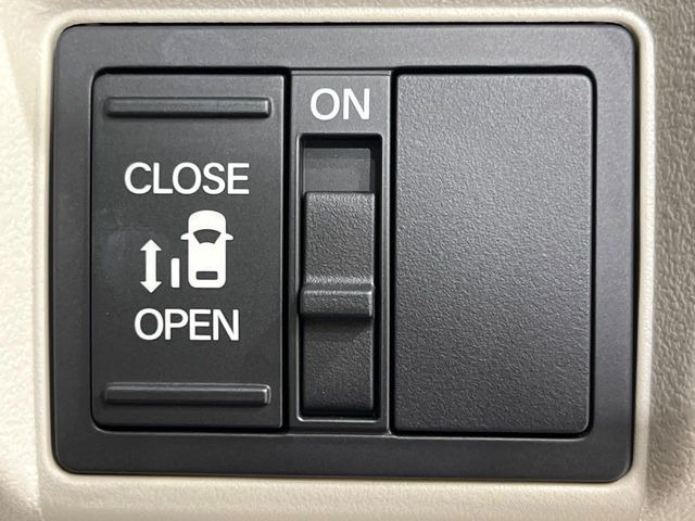 【パワースライドドア】スマートキーや運転席のスイッチでスライドドアの開閉が可能♪電動だから力を入れてドアを開ける必要が無く、小さいお子様でも、重い荷物を持っている時もラクに開け閉めできます♪