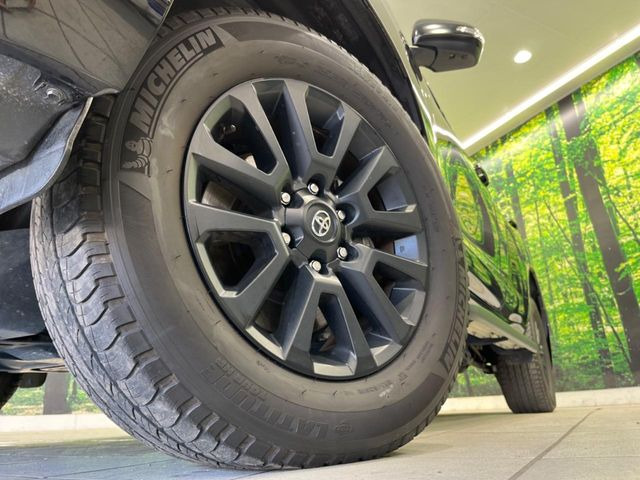 【純正18インチアルミホイール】外観にマッチした純正アルミホイールを装着しております。各種社外アルミホイールや、スタッドレスタイヤも取扱いしております。是非ご相談ください♪