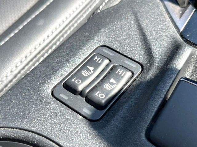 【シートヒーター】寒い日に重宝するシートヒーター!エアコンより早く温まってくれるので寒がりの人も安心ですね♪エアコンの温風は乾燥するから苦手、という方にもをおすすめです。