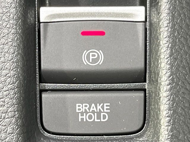 【電動パーキングブレーキ】パーキングブレーキは便利な電動式!ボタン一つで操作でき、アクセルを踏めば自動で解除されます♪レバーやペダルが無いので運転席廻りもすっきりしますね♪