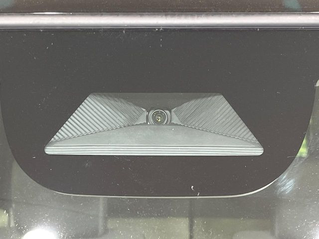 【ホンダセンシング】走行中に前方の車両等を認識し、衝突しそうな時は警報とブレーキで衝突回避と被害軽減をアシスト。より安全にドライブをお楽しみいただけます。