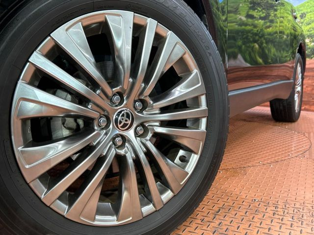 【純正19インチアルミホイール】外観にマッチした純正アルミホイールを装着しております。各種社外アルミホイールや、スタッドレスタイヤも取扱いしております。是非ご相談ください♪