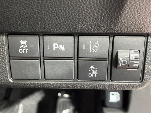 【ホンダセンシング】走行中に前方の車両等を認識し、衝突しそうな時は警報とブレーキで衝突回避と被害軽減をアシスト。より安全にドライブをお楽しみいただけます。