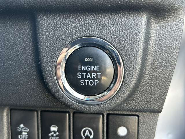 様々なインターフェースにアクセスが可能です。お気に入りのテーマでドライブを楽しんでください!