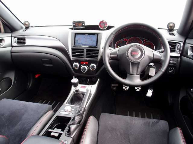 室内は綺麗にルームクリーニング済みとなります。たばこの嫌な臭いや芳香剤の臭いも御座いません。ご希望に応じてRECARO製などのスポーツシートに変更も可能です。お気軽にご相談下さいませ