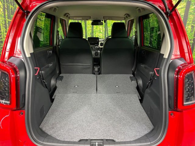 後席を格納すると、これだけの広さが!シーンに合わせたシートアレンジで、大きな荷物も積むことが出来ます♪
